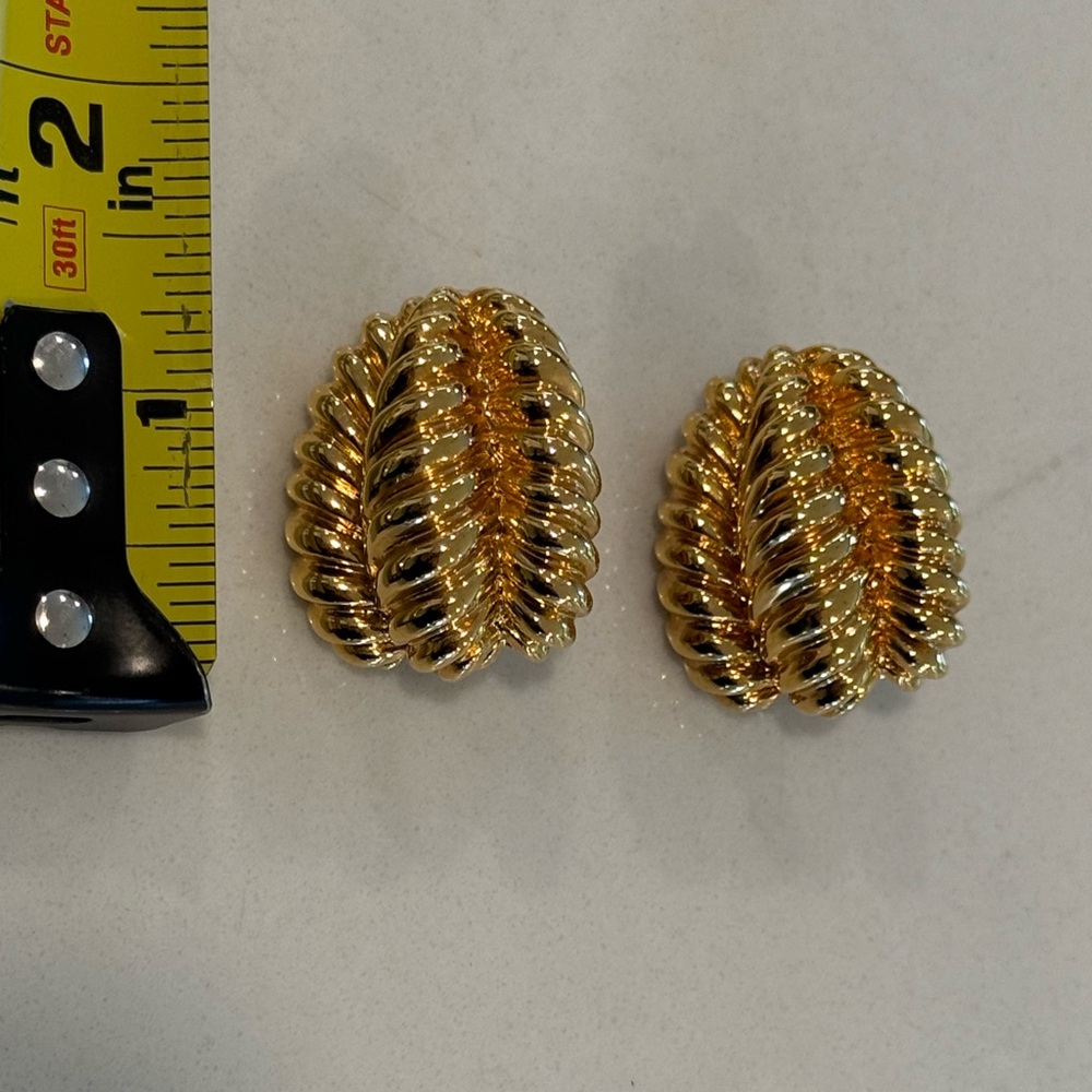 St. John Stamped Elegant Gold-Tone Leaf Clip on Earrings - Picture 8 of 9